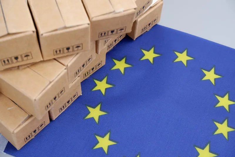 EU-Flagge vor Ware - Planen europäischer Hersteller